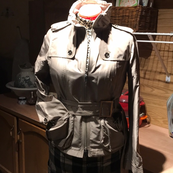 Great little European styled jacket. Size 4. - Picture 2 of 9